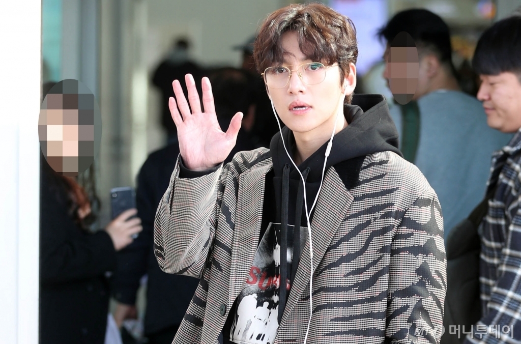 Ji Chang Wook đẹp trai ngời ngời lên đường bay sang Việt Nam dự AAA