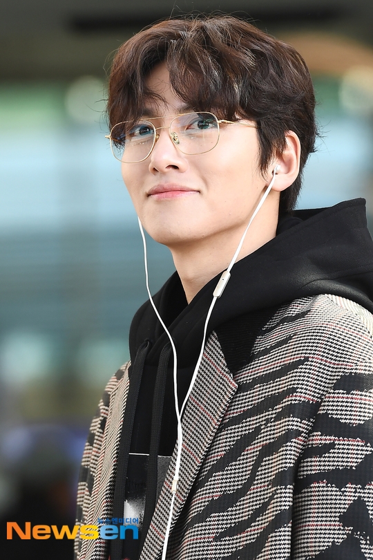 Ji Chang Wook đẹp trai ngời ngời lên đường bay sang Việt Nam dự AAA