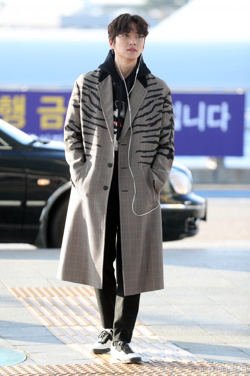 Ji Chang Wook đẹp trai ngời ngời lên đường bay sang Việt Nam dự AAA