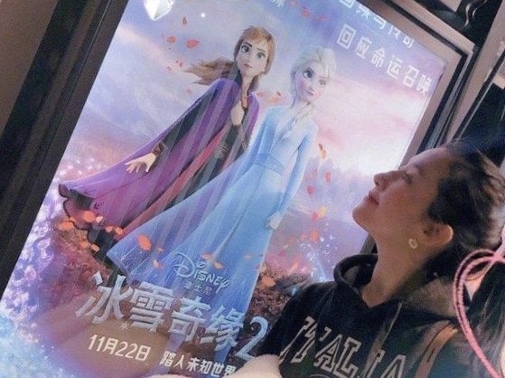 Lưu Diệc Phi mặt mộc đi xem Frozen 2, xứng danh 'thần tiên tỷ tỷ'