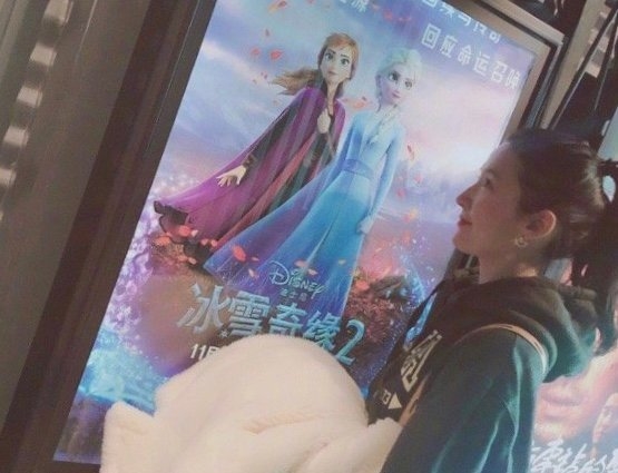 Lưu Diệc Phi mặt mộc đi xem Frozen 2, xứng danh 'thần tiên tỷ tỷ'
