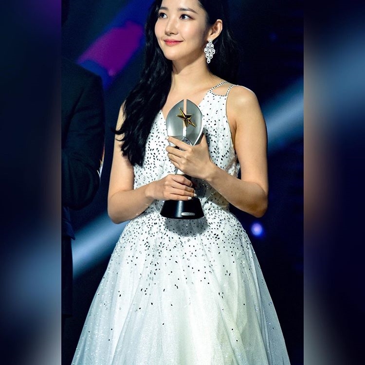 Park Min Young trở thành “Ảnh hậu châu Á” tại Starhub Singapore