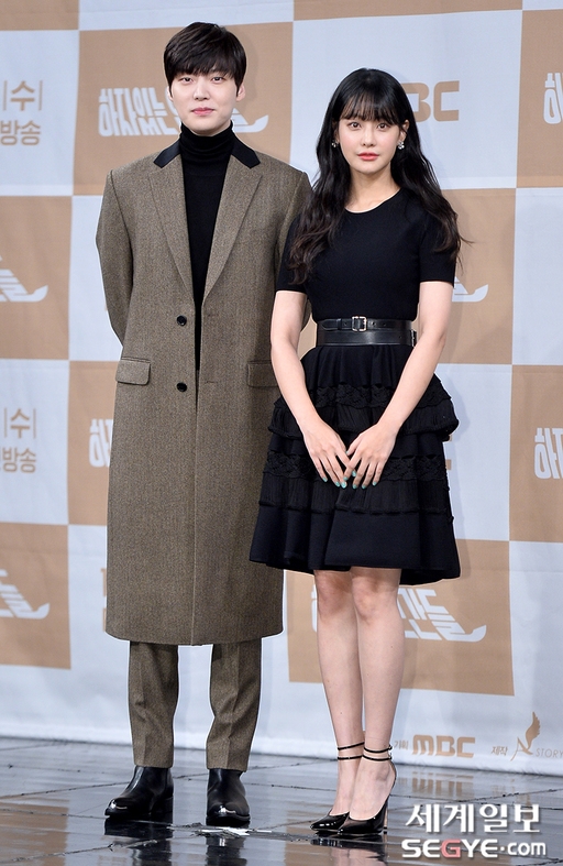 Ahn Jae Hyun và Oh Yeon Seo giữ khoảng cách trong họp báo phim mới