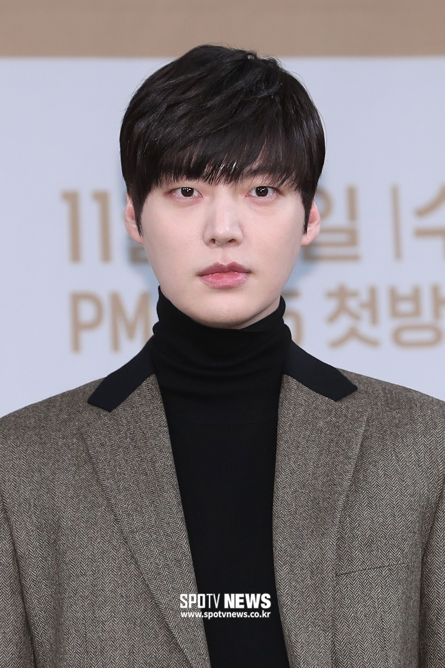 Ahn Jae Hyun và Oh Yeon Seo giữ khoảng cách trong họp báo phim mới