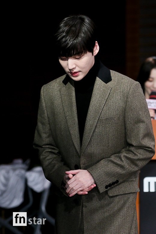 Ahn Jae Hyun và Oh Yeon Seo giữ khoảng cách trong họp báo phim mới