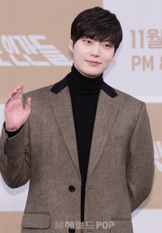 Ahn Jae Hyun và Oh Yeon Seo giữ khoảng cách trong họp báo phim mới