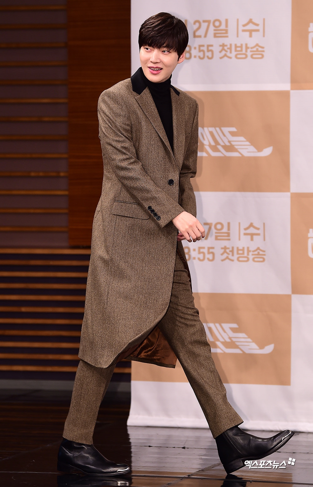 Ahn Jae Hyun và Oh Yeon Seo giữ khoảng cách trong họp báo phim mới