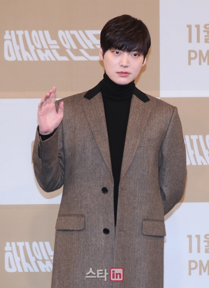 Ahn Jae Hyun và Oh Yeon Seo giữ khoảng cách trong họp báo phim mới