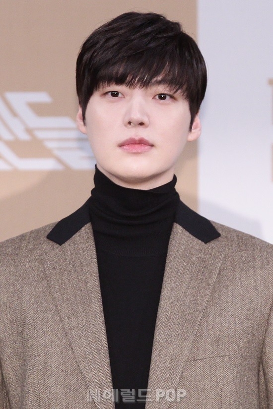Ahn Jae Hyun và Oh Yeon Seo giữ khoảng cách trong họp báo phim mới
