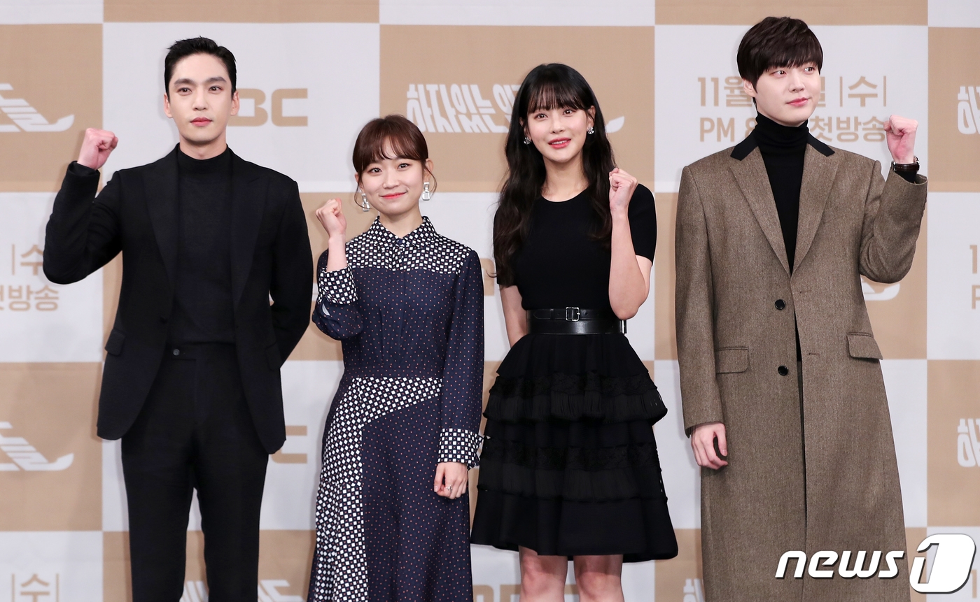 Ahn Jae Hyun và Oh Yeon Seo giữ khoảng cách trong họp báo phim mới