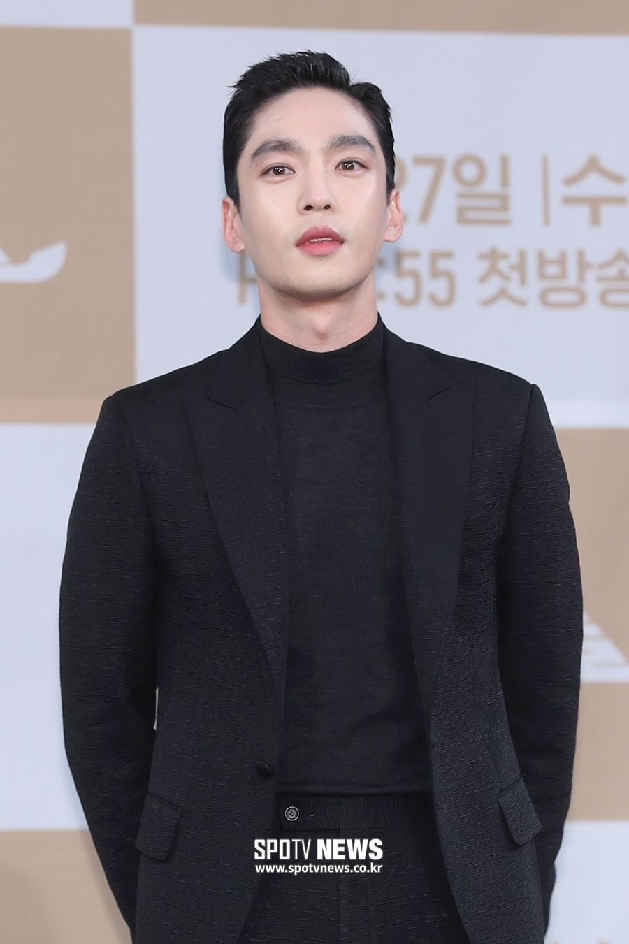 Ahn Jae Hyun và Oh Yeon Seo giữ khoảng cách trong họp báo phim mới