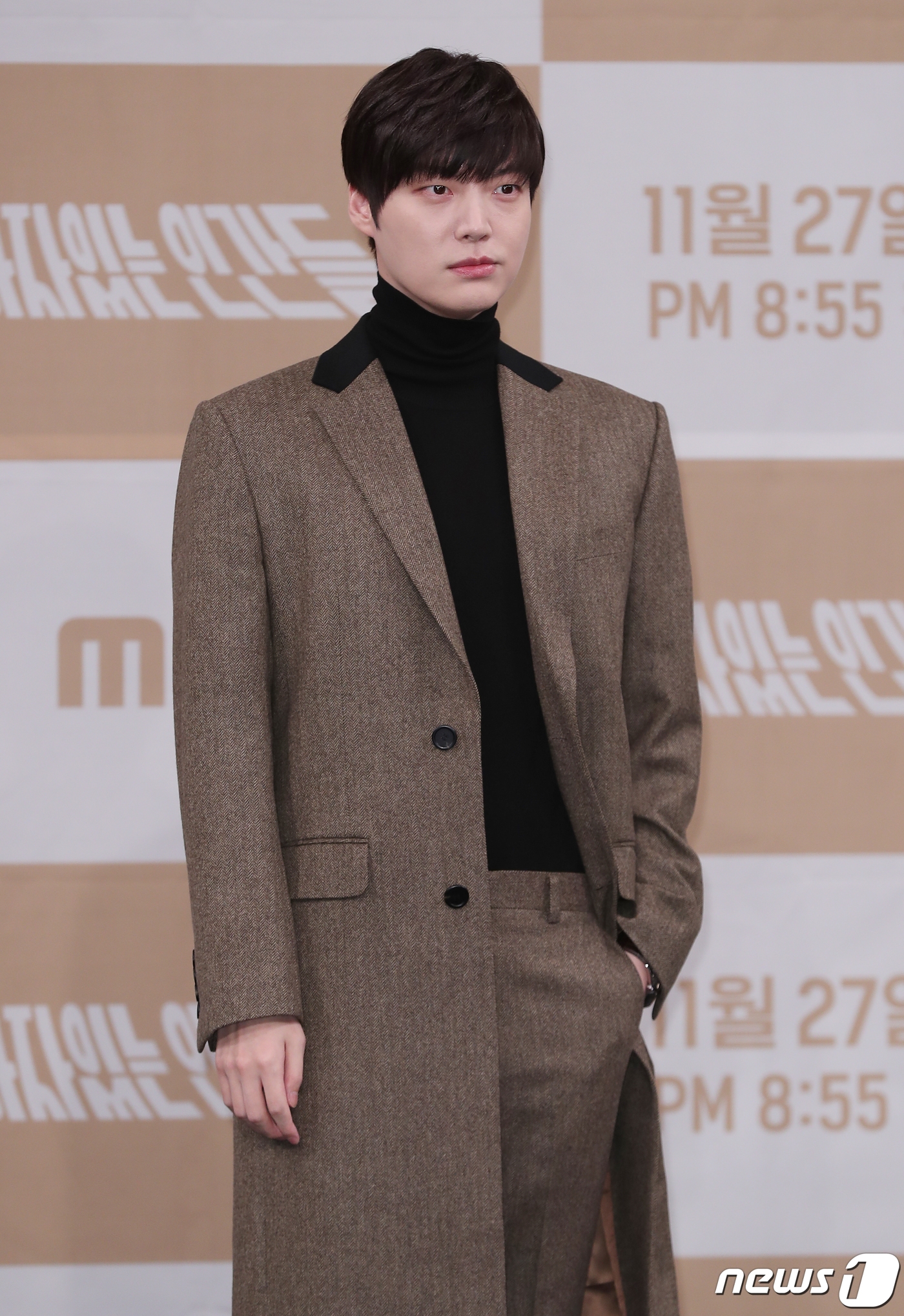 Ahn Jae Hyun và Oh Yeon Seo giữ khoảng cách trong họp báo phim mới