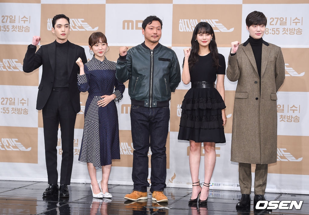 Ahn Jae Hyun và Oh Yeon Seo giữ khoảng cách trong họp báo phim mới