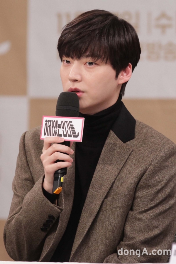 Ahn Jae Hyun và Oh Yeon Seo giữ khoảng cách trong họp báo phim mới