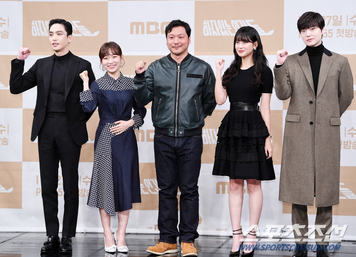 Ahn Jae Hyun và Oh Yeon Seo giữ khoảng cách trong họp báo phim mới