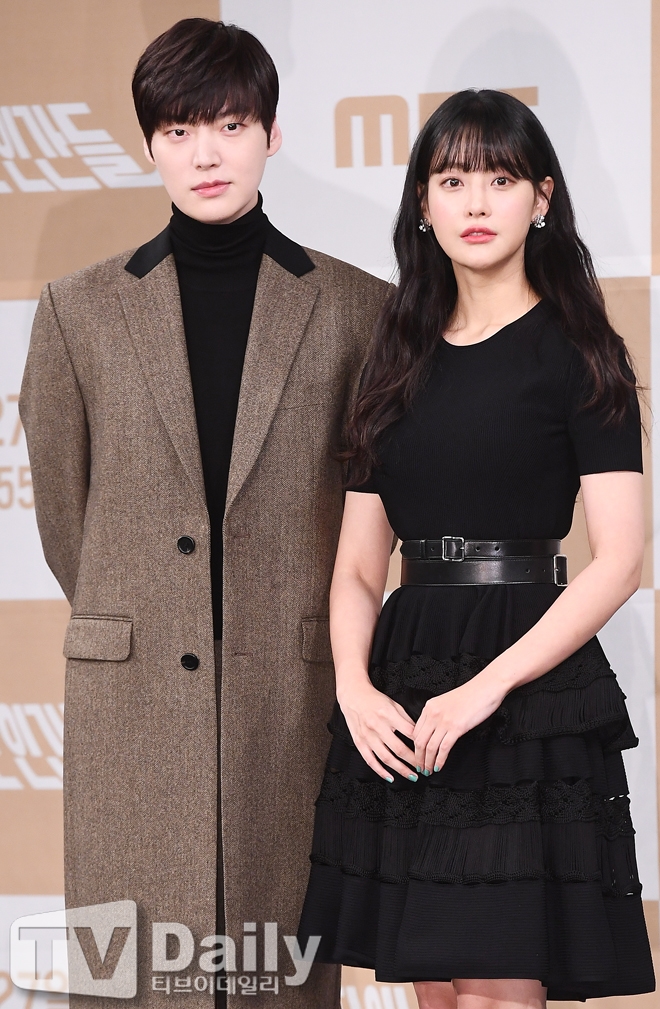 Ahn Jae Hyun và Oh Yeon Seo giữ khoảng cách trong họp báo phim mới