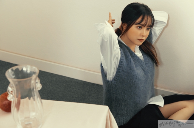 Song Hye Kyo và Goo Hye Sun cá tính, quyến rũ trong bộ ảnh mới