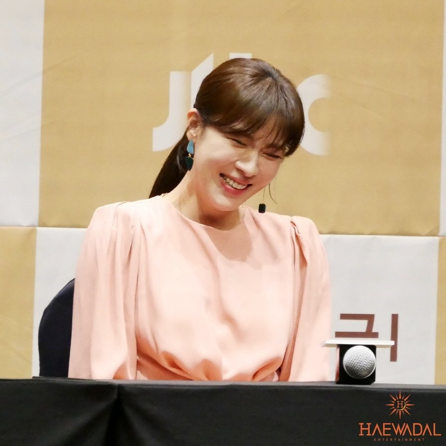 Ha Ji Won xinh xắn, trẻ trung trong loạt ảnh phim mới sắp ra mắt
