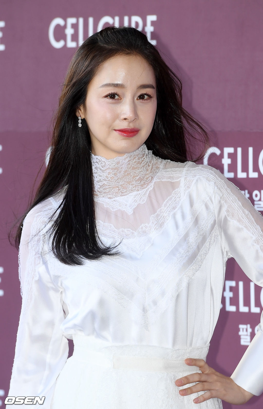 Kim Tae Hee xinh đẹp rạng ngời trong sự kiện đầu tiên hậu sinh con