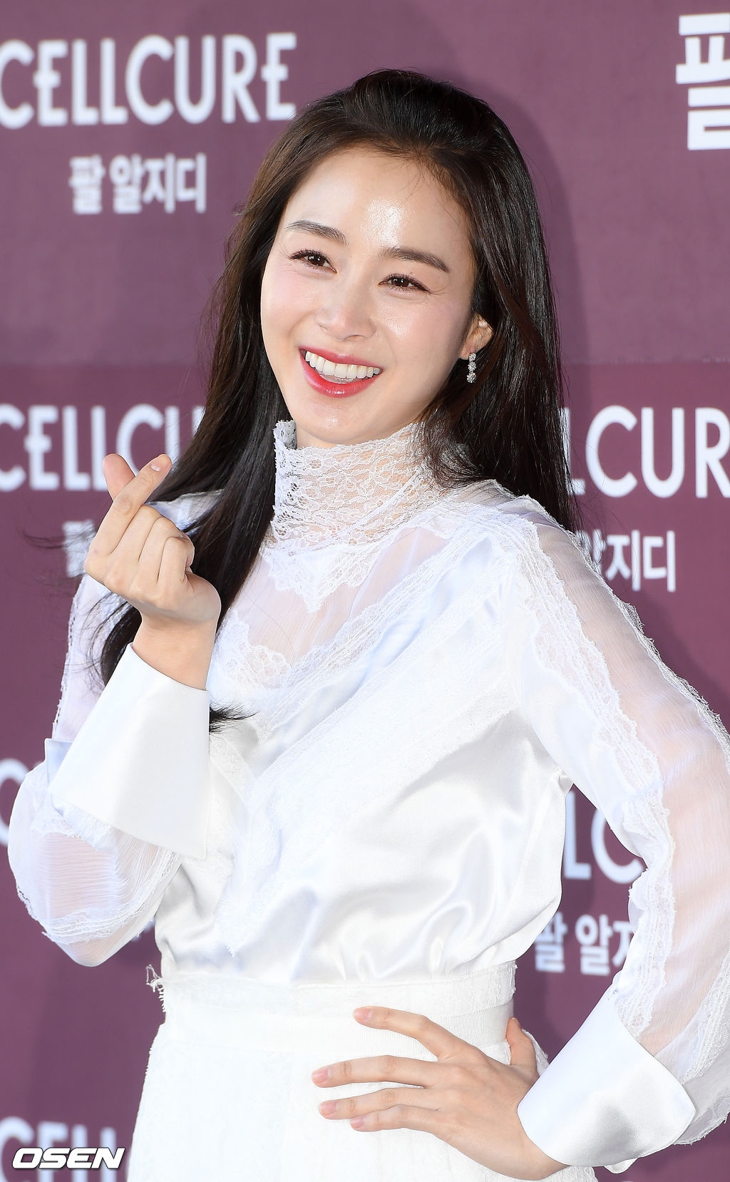 Kim Tae Hee xinh đẹp rạng ngời trong sự kiện đầu tiên hậu sinh con