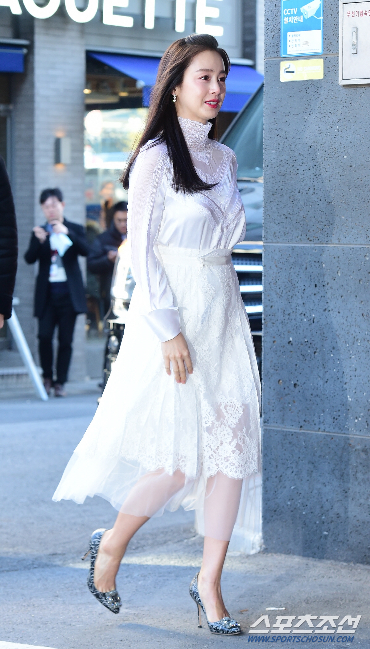 Kim Tae Hee xinh đẹp rạng ngời trong sự kiện đầu tiên hậu sinh con