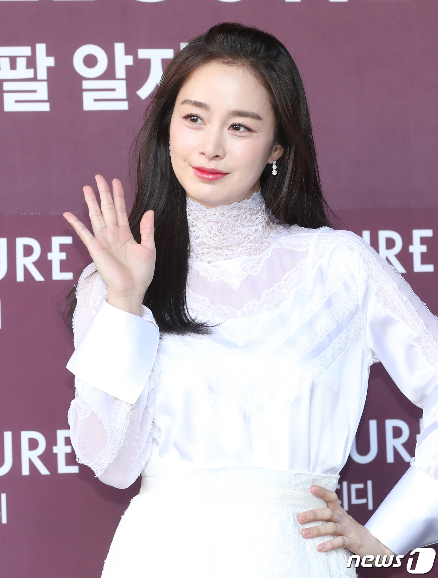 Kim Tae Hee xinh đẹp rạng ngời trong sự kiện đầu tiên hậu sinh con