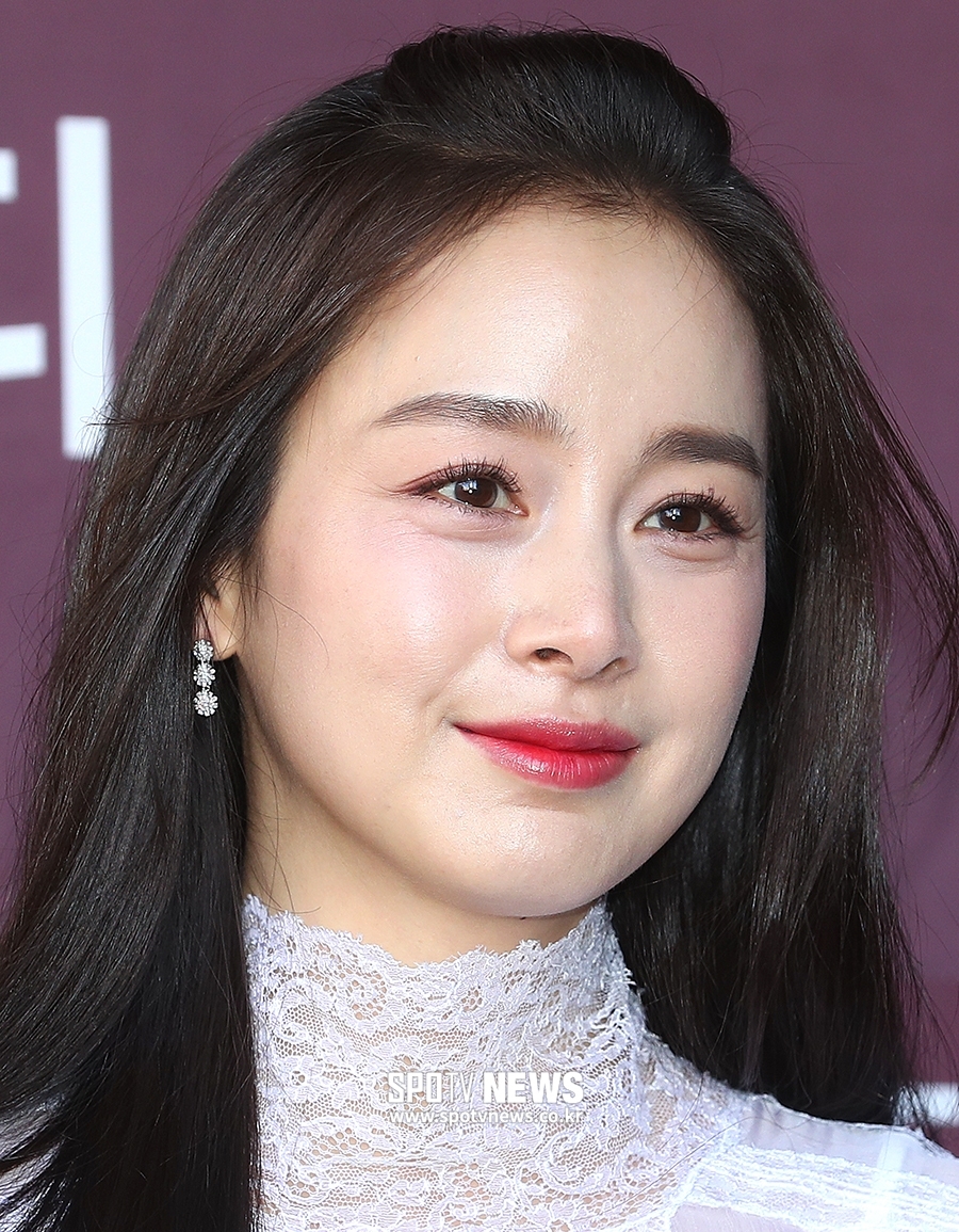 Kim Tae Hee xinh đẹp rạng ngời trong sự kiện đầu tiên hậu sinh con