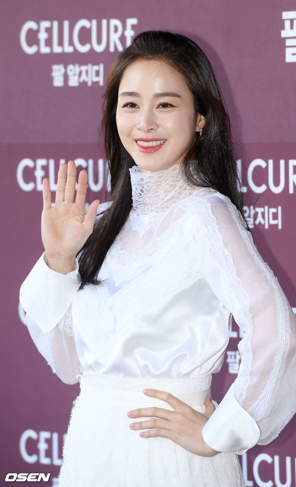 Kim Tae Hee xinh đẹp rạng ngời trong sự kiện đầu tiên hậu sinh con