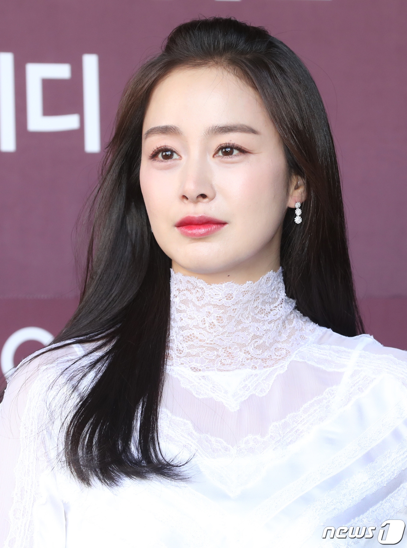 Kim Tae Hee xinh đẹp rạng ngời trong sự kiện đầu tiên hậu sinh con