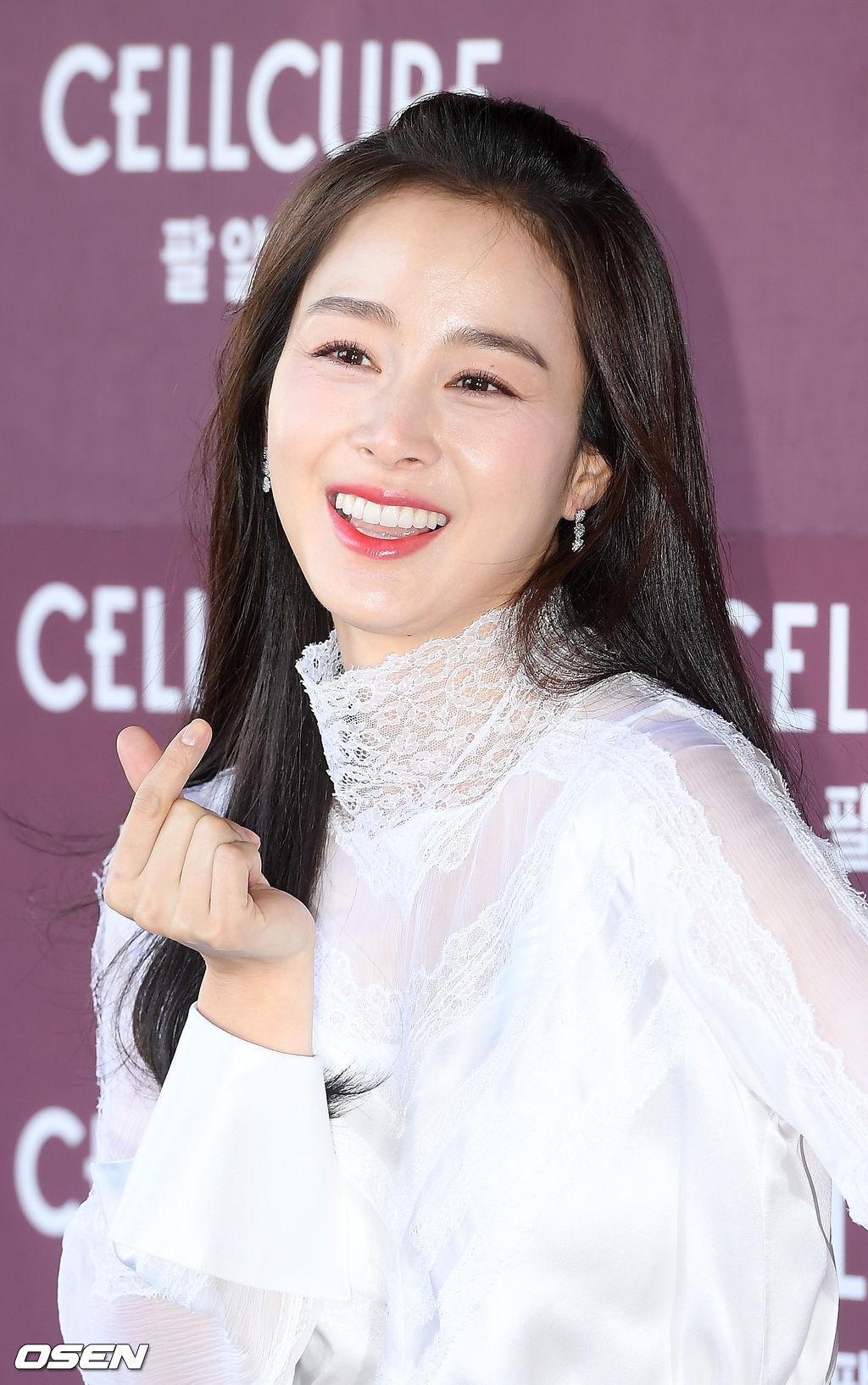 Kim Tae Hee xinh đẹp rạng ngời trong sự kiện đầu tiên hậu sinh con