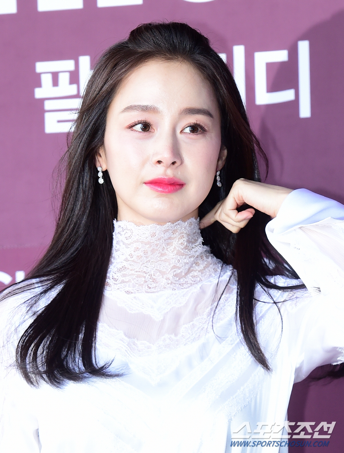 Kim Tae Hee xinh đẹp rạng ngời trong sự kiện đầu tiên hậu sinh con