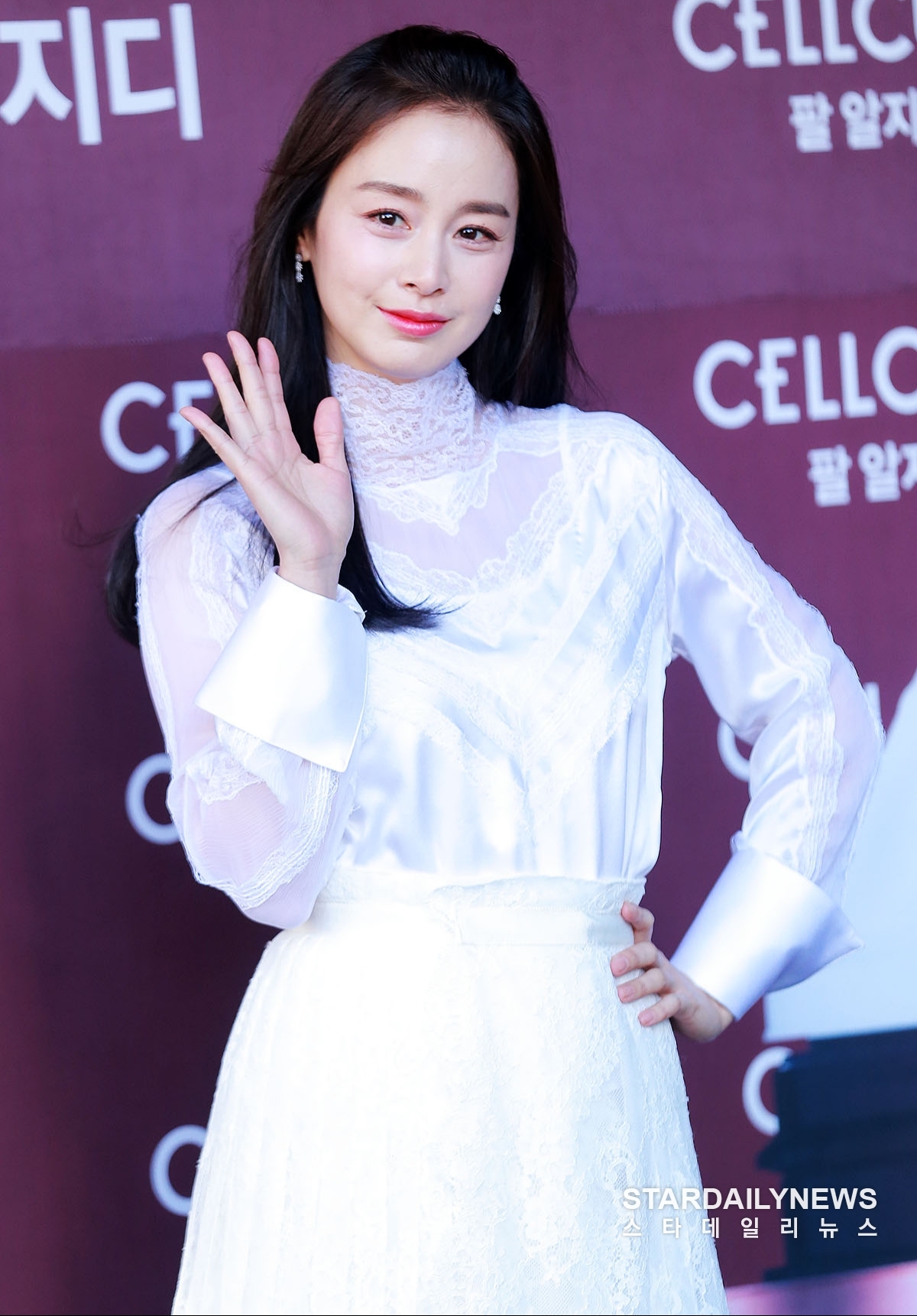 Kim Tae Hee xinh đẹp rạng ngời trong sự kiện đầu tiên hậu sinh con