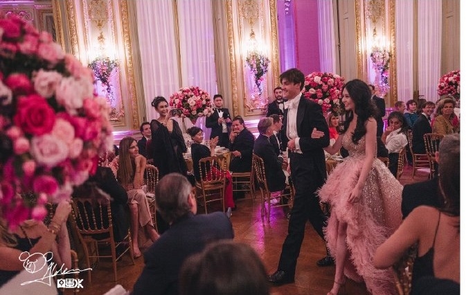 Con gái Lý Liên Kiệt và Khâu Thục Trinh đọ sắc trong đêm Le Bal