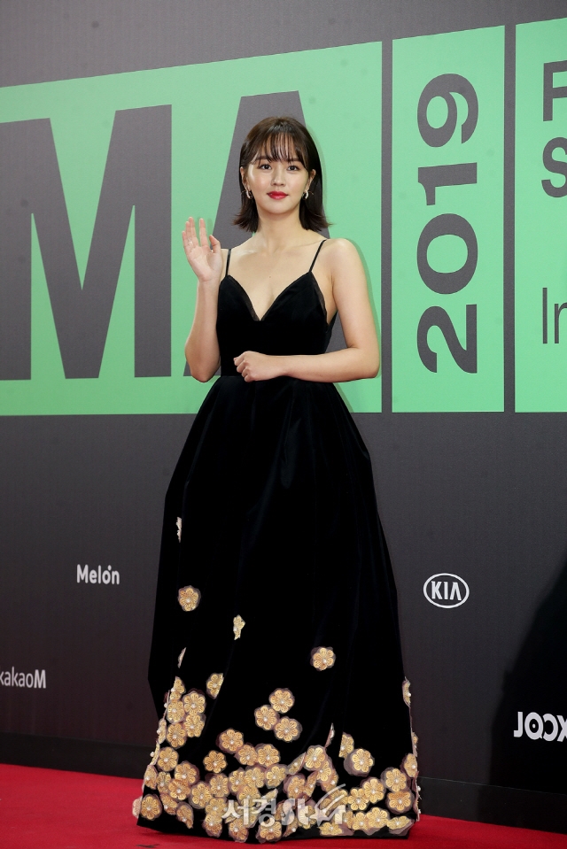 Kim So Hyun trở lại trẻ trung, quyến rũ trong sự kiện mới và MMA