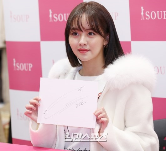 Kim So Hyun trở lại trẻ trung, quyến rũ trong sự kiện mới và MMA
