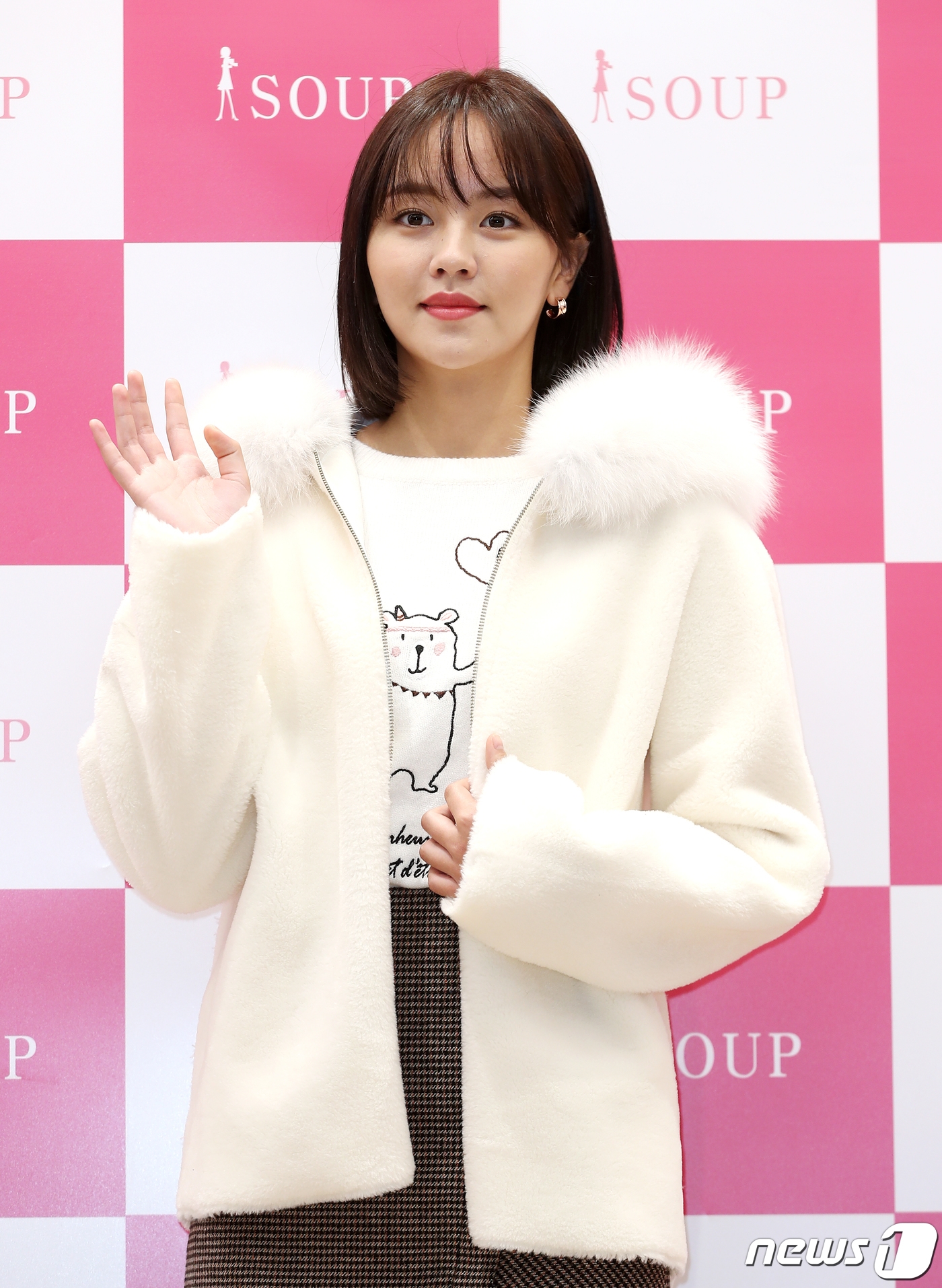 Kim So Hyun trở lại trẻ trung, quyến rũ trong sự kiện mới và MMA