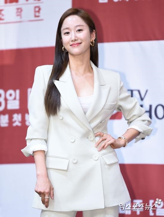 Jeon Hye Bin thông báo kết hôn cùng người yêu ngoài ngành