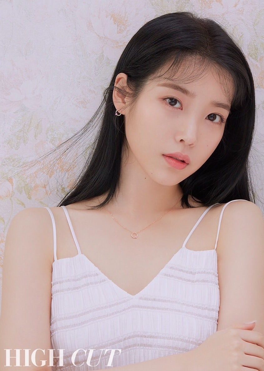 IU hóa thành 'công chúa ngọt ngào' trong loạt ảnh tạp chí mới