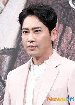 Kang Ji Hwan nhận án phạt của tòa cho tội tấn công tình dục