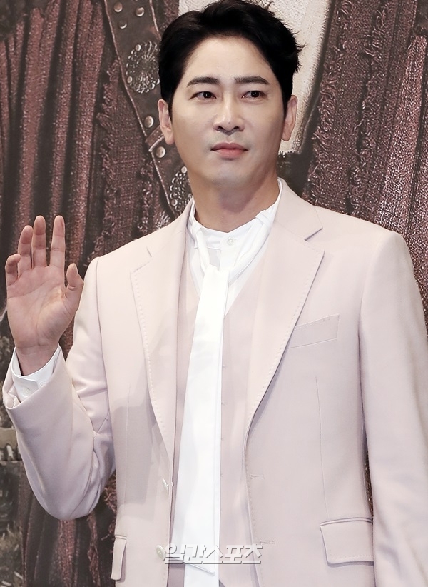 Kang Ji Hwan nhận án phạt của tòa cho tội tấn công tình dục