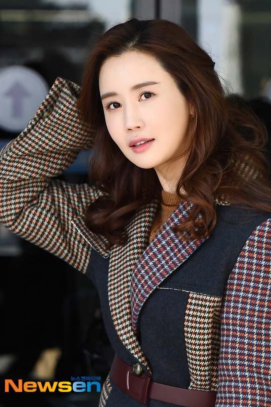 Lee Da Hae khoe nhan sắc và thần thái nổi bật ở sân bay