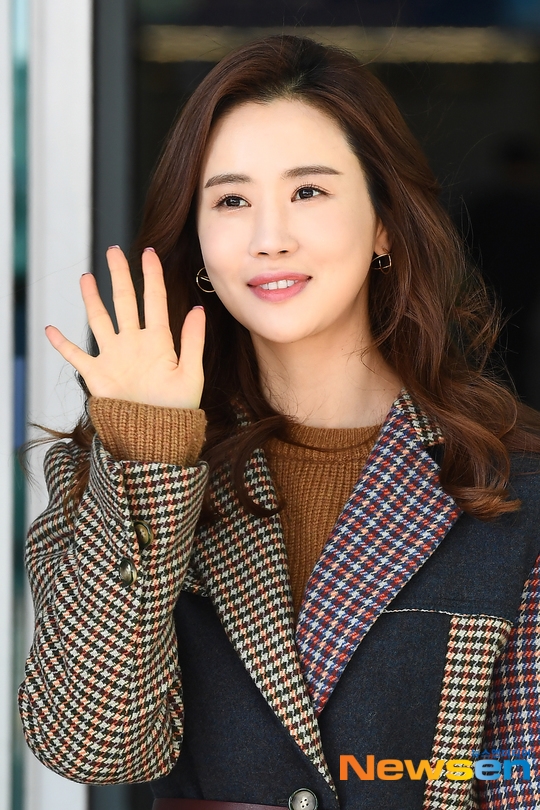 Lee Da Hae khoe nhan sắc và thần thái nổi bật ở sân bay