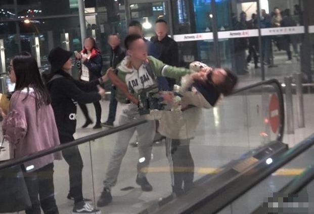Ngô Kinh nổi giận, mắng chửi paparazi khi bị bao vây ở sân bay