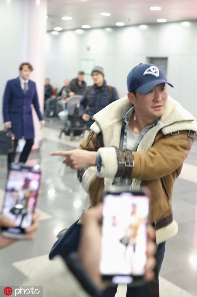 Ngô Kinh nổi giận, mắng chửi paparazi khi bị bao vây ở sân bay