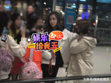 Ngô Kinh nổi giận, mắng chửi paparazi khi bị bao vây ở sân bay