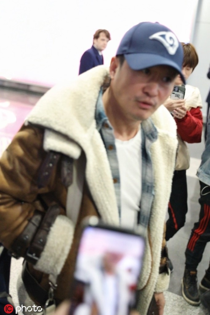 Ngô Kinh nổi giận, mắng chửi paparazi khi bị bao vây ở sân bay