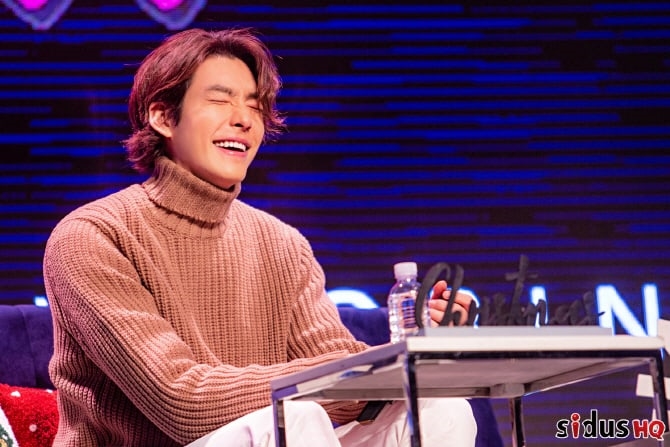 Kim Woo Bin tươi như hoa, cười tỏa nắng trong fanmeeting mới