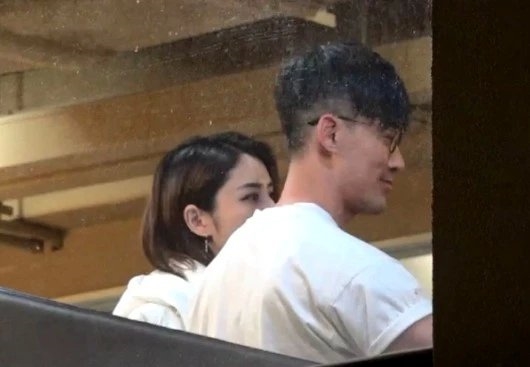 Lâm Phong cười tít mắt trong tiệc sinh nhật bên Trương Hinh Nguyệt