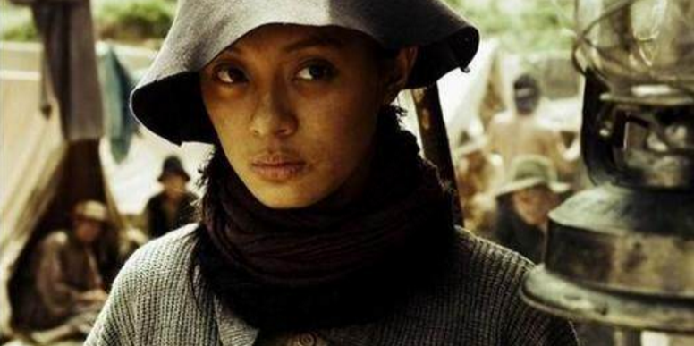 Sao Cbiz làm ăn mày: Trịnh Sảng xinh xắn, AngelaBaby như tiểu thư