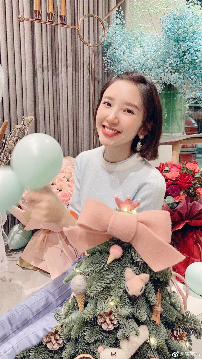 Đường Nghệ Hân hạnh phúc khoe ảnh sinh nhật, dấy lên tin đồn mang thai